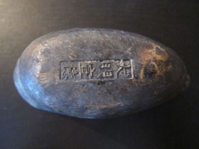 null Deux rhytons au bouquetin. Jade néphrite et bronze. L:13,5 et 10 cm. Chine