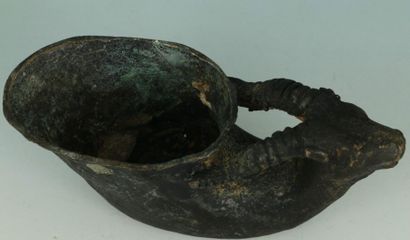 null Deux rhytons au bouquetin. Jade néphrite et bronze. L:13,5 et 10 cm. Chine