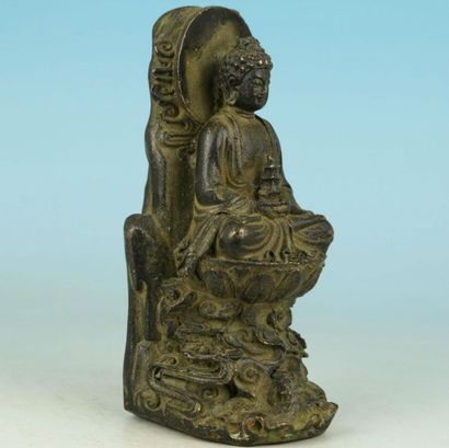 null Bouddha sur le lotus adossé à la montagne. Bronze.
H:10cm. Chine
