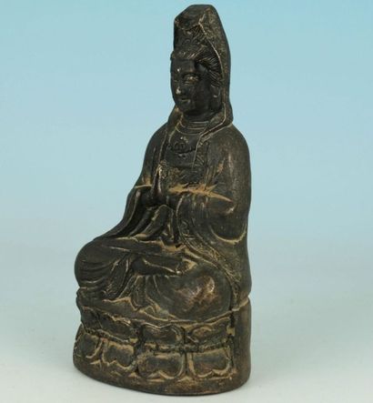 null Guan Yin sur le lotus les mains jointes. Bronze.
H:10,5cm. Chine