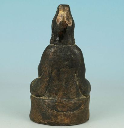 null Guan Yin sur le lotus les mains jointes. Bronze.
H:10,5cm. Chine