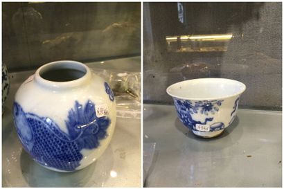 null Deux vases à décor blanc bleu. Chine