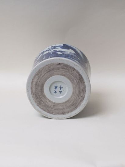 null Bitong en porcelaine blanc bleu avec décor et poème. XVII-XIXès. Chine.
D:1...