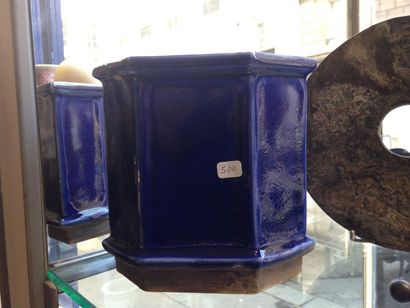 null Vase hexagonal. Glaçure bleue. Chine. H:21cm