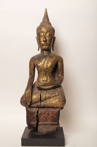 null Bouddha assis sur un socle lotiforme étagé en postion de méditation.. Bois à...