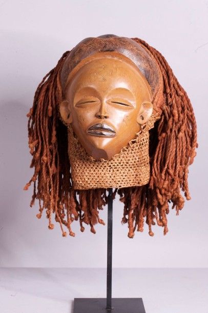 null Masque cérémoniel. Bois sculpté. Tchokwé. Angola.
H:25cm,sans la coiffe.
Prov:Anc...