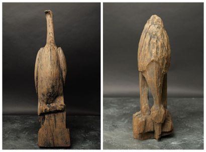 null Deux oiseaux votifs en bois sculptés ravinés par le temps et les éléments. XIX-XXès....