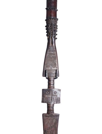 null Lance épée cérémonielle d'apparat. Fer forgé orné et incisé. Yoruba. Nigéria.
L:1,5m...