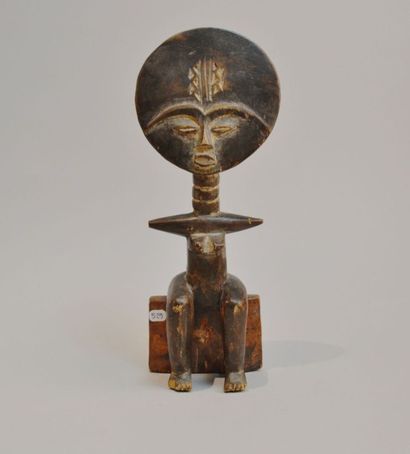 null Idole de fertilité assise.
Ashanti. Bois sculpté.
Côte d'Ivoire.
H:29 cm