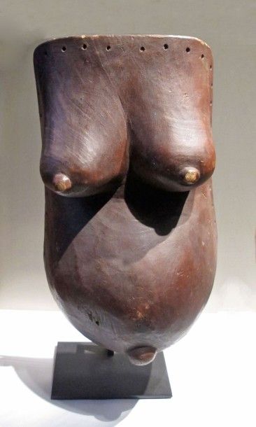 null Masque de ventre représentant un buste féminin.
Bois sculpté. Yoruba. Nigér...