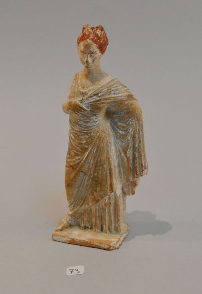null Statuette féminine de style tanagréen des ateliers de Pompéi.. Terre cuite à...