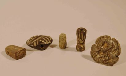 null Cinq objets de glyptique.
Pierre et bronze.