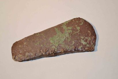 null Hache plate à bords concaves
Bronze à forte teneur en cuivre 10 cm
Age du bronze...