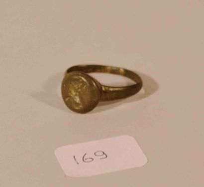 null Bague ornée d'un dauphin en intaille,
Bronze, diamètre intérieur 20 mm
Période...