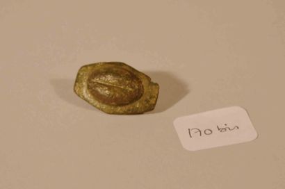 null Applique de harnais en forme de vulve,
Bronze 2,6 cm
Période gallo romaine I-IIIème...