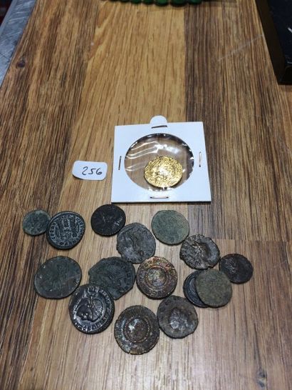 null Monnaies romaines en bronze et copie de monnaie d'or féodale.