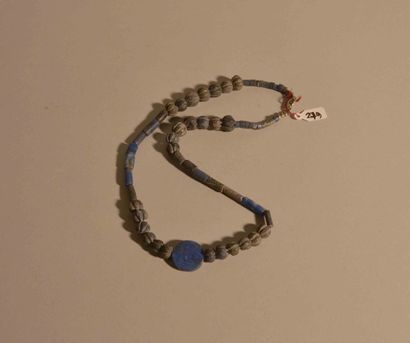 null Collier de perles de lapis lazuli,. IIè millénaire.
L: 60 cm env.