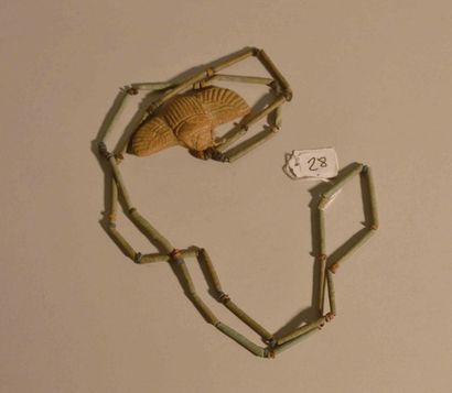null Scarabée monté sur un collier de perles d'époque ptolémaïque et postérieur.