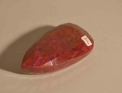 null Très importante pierre de rubis taillée dans un grand cristal pierreux.
L: 11...