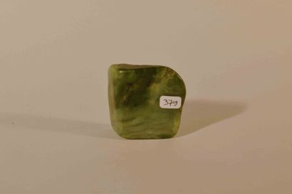 null Galet de jade néphrite.
L: 8cm.