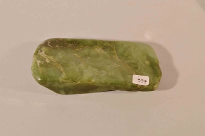 null Galet de jade néphrite.
L: 13cm.