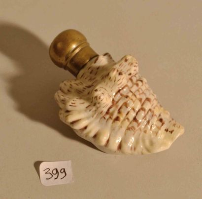 null Tabatière en forme de coquillage en porcelaine.
XIX- début XXè s.