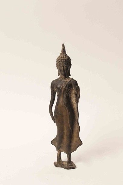 null Bouddha marchant en abahaya mudra (absence de crainte). Thaîlande.
H: 28cm.
Bronze....
