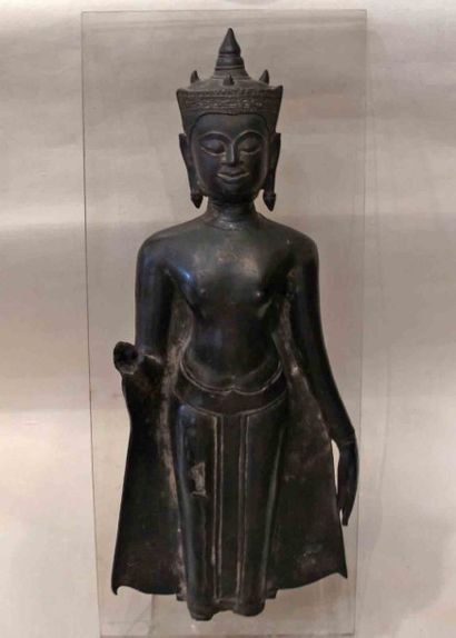null Bouddha en abahaya mudra (absence de crainte).
Thaïlande.
H: 28cm.
Bronze.
XVII-XIXè...