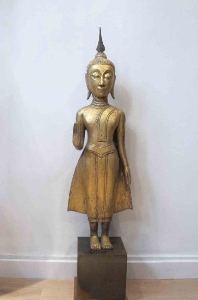 null Bouddha debout en abahaya mudra (absence de crainte). Bois doré. Laos.
H: 68cm....