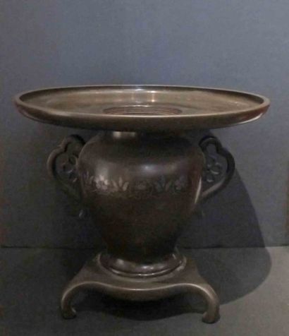 null Vase à ikebana tripode à anses zoomorphes latérales et large coupe.
Bronze à...