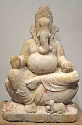 null Dieu éléphant Ganesh.
Albâtre à restes de polychromie.
XIXè s. Inde.
H: 32c...