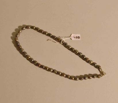 null Collier de perles de culture noires.
LT: env 40cm.