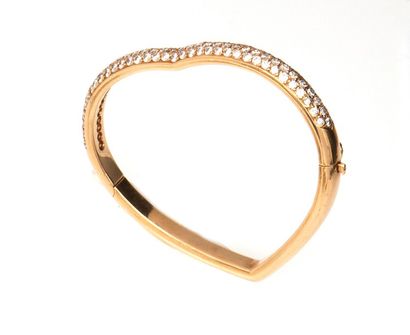 null Bracelet jonc en forme de cœur en or jaune 18 carats avec un pavage de diamants...
