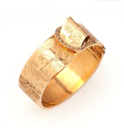 null Bracelet jonc de forme mouvementée en or jaune 18 carats stylisant une boucle...