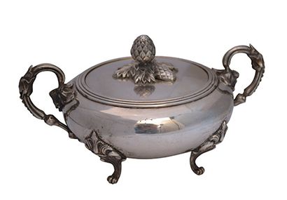 CHRISTOFLE, 1862-1935 

Petit légumier couvert à anses en métal argenté reposant...
