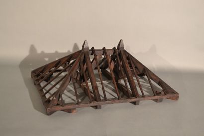 null MODELO d’une charpente de toit en bois à quatre pans.

XIX° siècle. 

H 29,...
