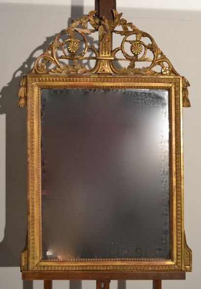 null Miroir en bois doré, le fronton aux colombes amoureuses, époque Louis XVI

H...