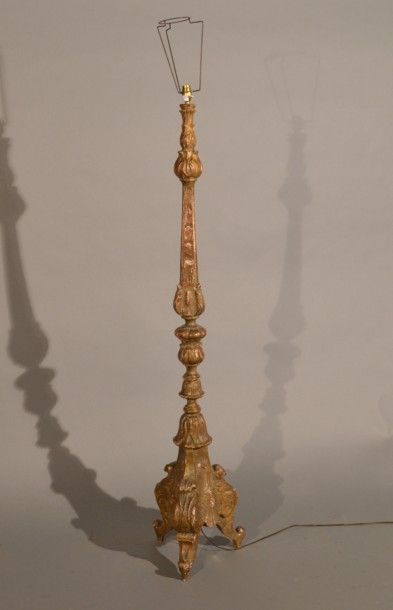 null Torchère montée en lampe en bois sculpté, 

XIXème siècle

H 146 cm