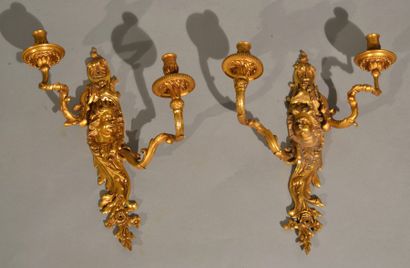 null Paire d’appliques en bronze doré et ciselé de forme chantournée à décor d’une...