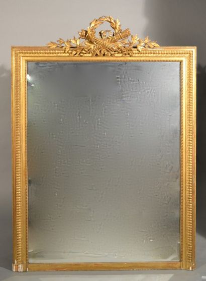null Grand Miroir en bois doré et stuque à décor d’une frise de perles et 

Style...