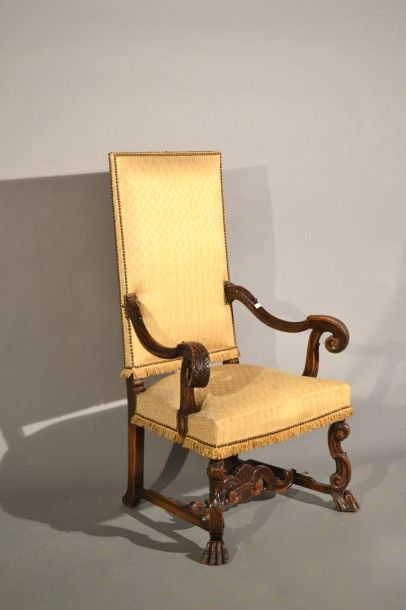 null Grand fauteuil en bois naturel 

Style Louis XIII

H 127, L 53.5, P 65.5 cm
