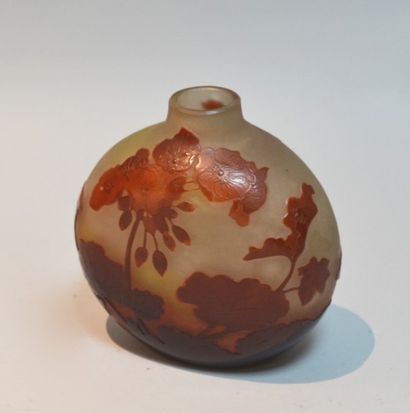GALLE Petit vase gourde en verre multicouches à décor floral dégagé à l'acide

Col...