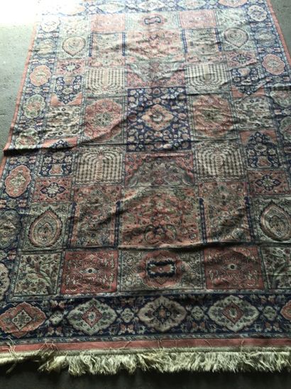 null Beau tapis chaîne soyeuse motif à caissons

Iran

225 x 156 cm