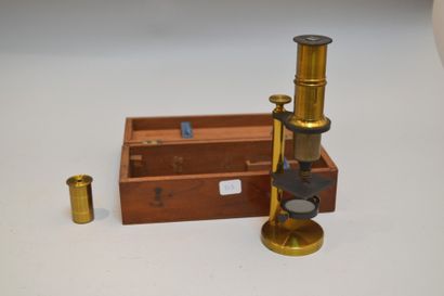 null Microscope fin XIXème début XXème dans son coffre