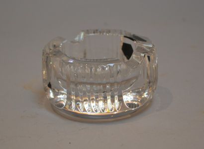 SAINT LOUIS 

Cendrier en cristal taillÈ marquÈ au revers

Diam 7, 3 cm