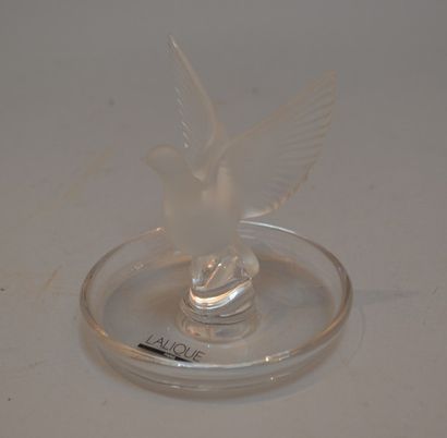 LALIQUE 

Baguier en cristal dÈcor de colombe

H 11 cm