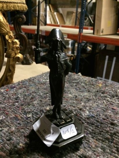 null 1 sculpture en bronze "incroyable au baton"