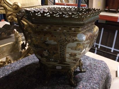 null 1 cache pot en porcelaine du Japon monture bronze dorÈ vers 1900