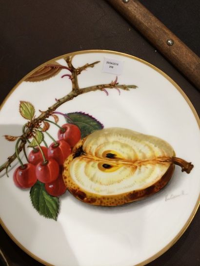 null 12 assiettes aux motifs variés à décors de fruits en porcelaine de la maison

Hébert,...