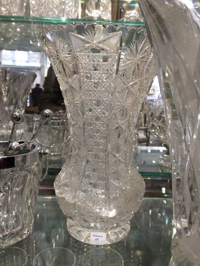 null Un grand vase en cristal très taillé